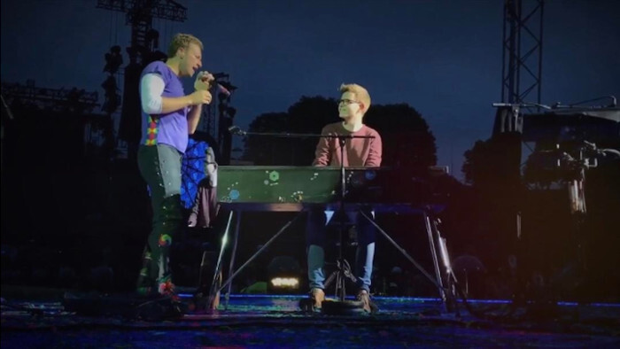 Un fan accompagne Coldplay au piano