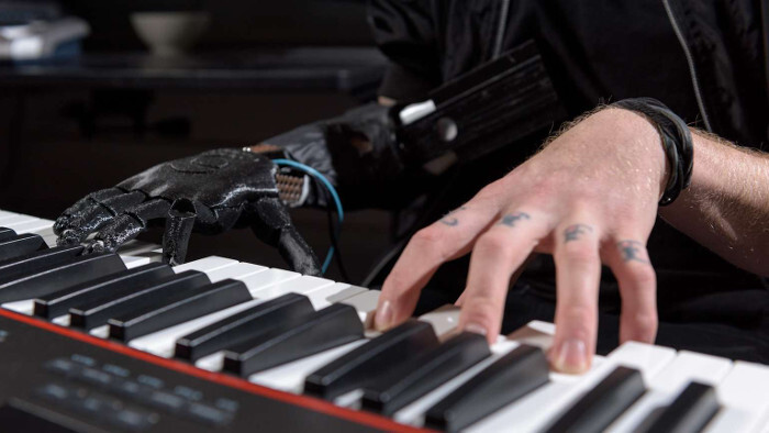 Il rejoue du piano grâce à une prothèse inspirée de Star Wars