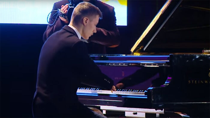 Sans doigts et prodige du piano : qui est Alexey Romanov ?
