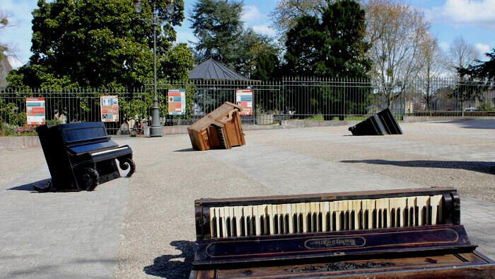 Pluie de pianos à Mayenne