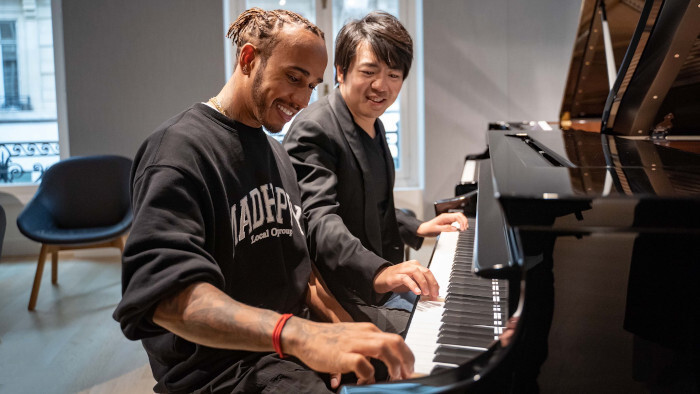 Quand Lang Lang dispense un cours de piano à Lewis Hamilton