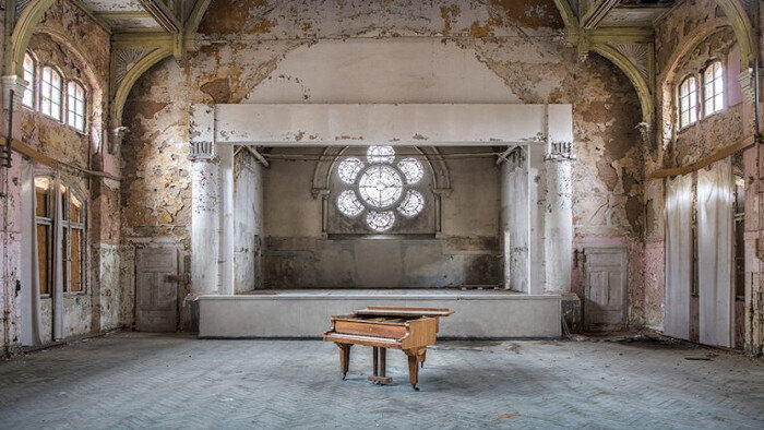 Il photographie les pianos oubliés