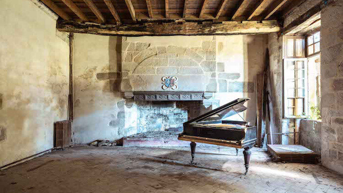 Il photographie les pianos oubliés