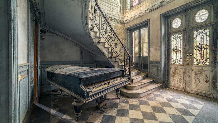 Il photographie les pianos oubliés