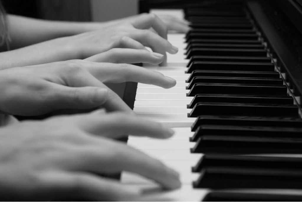 image de mains de pianiste